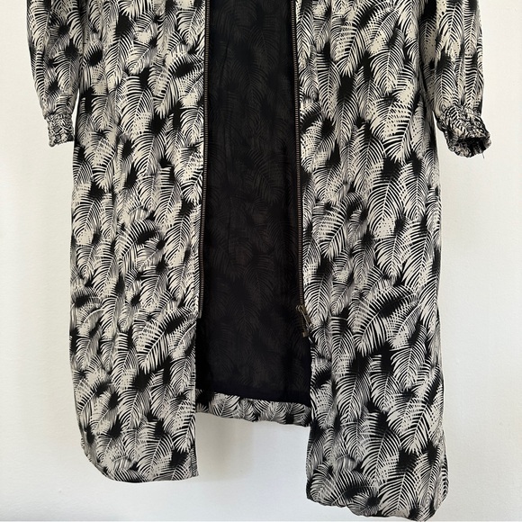 Acacia. Small. Long silk jacket. Palm print - Picture 3 of 6